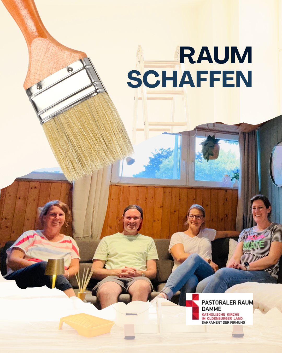 Großes Pinselmotiv, Leiter und Schrift „Raum schaffen“, vier sitzende Personen auf Sofa in renoviertem Raum, Logo „Pastoraler Raum Damme“ unten rechts, Malerutensilien im Vordergrund.